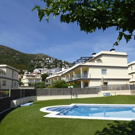 Apartment Piso Moderno Con Terraza, Jardin, Piscina Y Wifi, A 400m De La Playa En - Es-228-137 Llanca