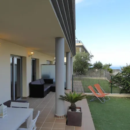 Piso Moderno Con Terraza, Jardin, Piscina Y Wifi, A 400m De La Playa En - Es-228-137 Apartment Llanca